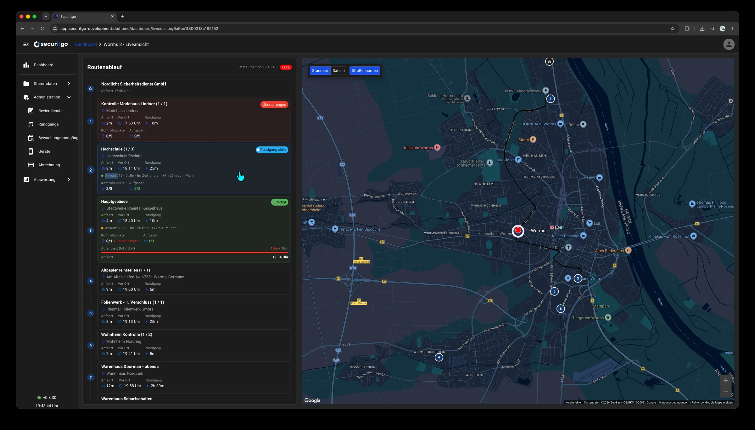 SecuritGo Liveansicht: links der Routenablauf mit aktiven, erledigten und übersprungenen Stationen sowie Kontrollfortschritt und Zeiten, rechts die Route und letzte gemeldete Position auf der Karte.
