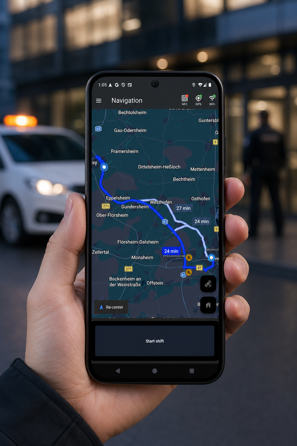 Hand hält Smartphone mit SecuritGo Navigation und optimierter Sicherheitsroute
