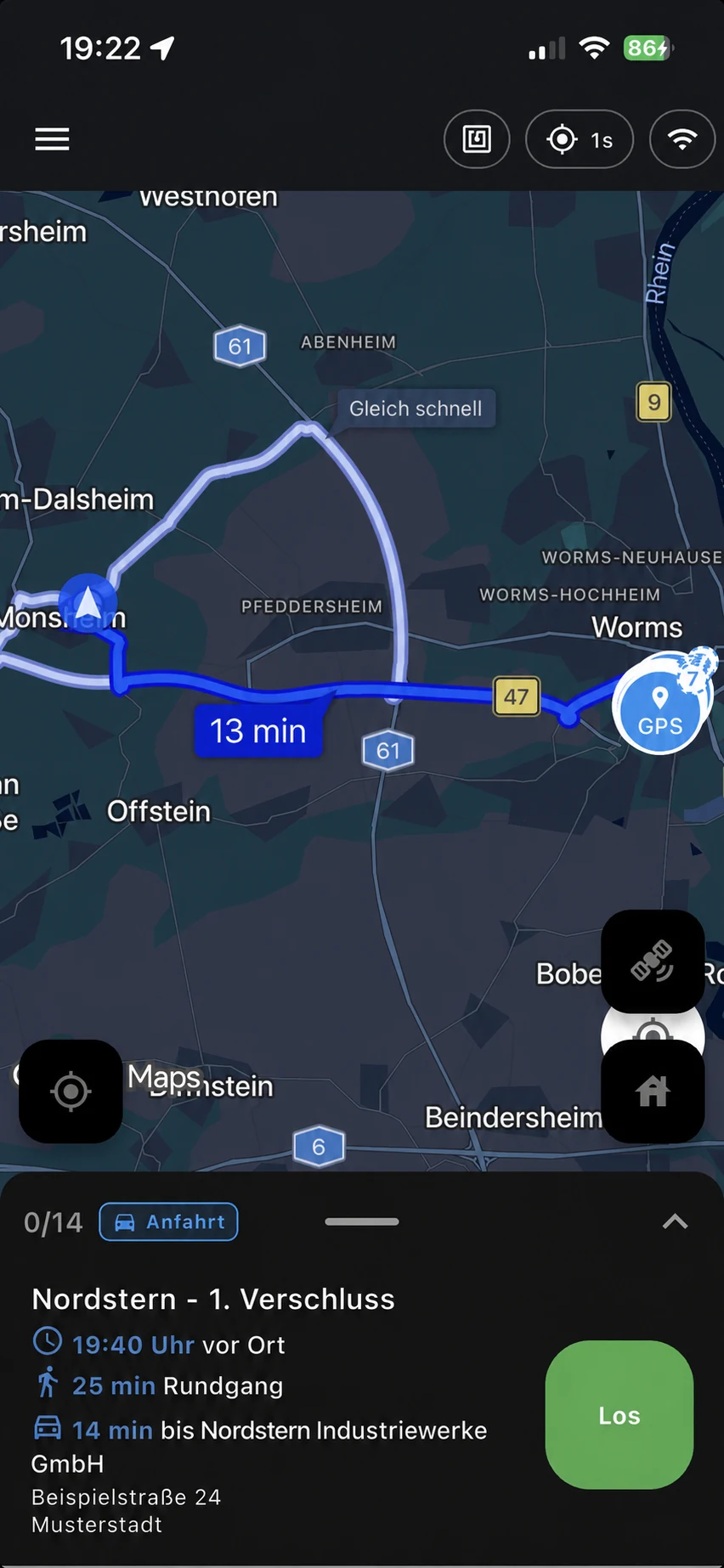 SecuritGo Mobile-App mit einer laufenden Bewachungsroute und fiktiven Objekt- und Adressdaten auf einem iPhone
